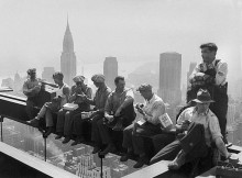 Знаменитая фотография Чарльза Клайда Эббетса "Обед на небоскрёбе", 1932 год.