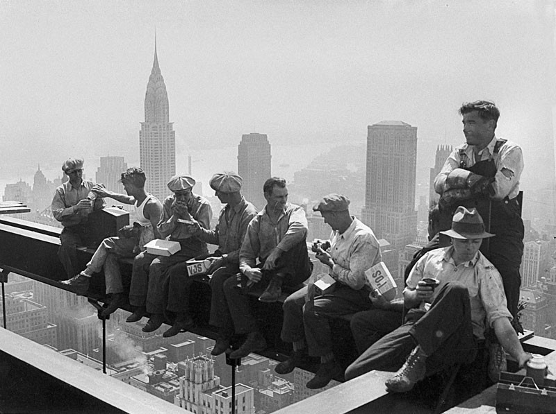 Знаменитая фотография Чарльза Клайда Эббетса "Обед на небоскрёбе", 1932 год.